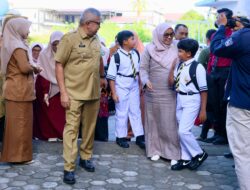 Pj Gubernur Bustami Bersama Bunda PAUD Aceh Mellani Antar Anak Hari Pertama Sekolah