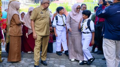Pj Gubernur Bustami Bersama Bunda PAUD Aceh Mellani Antar Anak Hari Pertama Sekolah