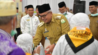 Pj Gubernur Bustami Sambut Kepulangan Kloter Terakhir Jamaah Haji Aceh