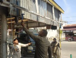 Satpol PP dan WH Aceh Besar Tertibkan Pasar dan Bangunan Liar di Keutapang Dua