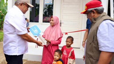 Pj Gubernur Bustami Serahkan Rumah Bantuan Islamic Relief untuk Janda Anak Dua di Aceh Utara