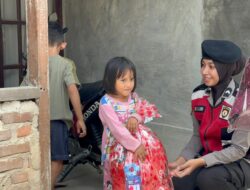 Polwan Ditsamapta Polda Aceh Bagi-bagi Tas Untuk Anak-Anak