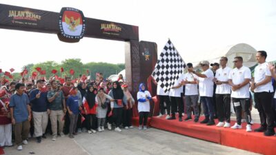Lepas Peserta Jalan Sehat Pilkada Aceh, Pj Gubernur Ajak Kawal Pilkada Berlangsung Demokratris
