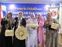 Pj Ketua Dekranasda Aceh Besar Apresiasi Hasil Anyaman Peserta Pelatihan
