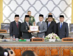 Pj Wali Kota Banda Aceh Serahkan Raqan APBK Perubahan ke DPRK