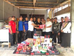 Dinsos Aceh Besar Serahkan Bantuan Masa Panik Korban Kebakaran di Kota Jantho