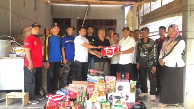 Dinsos Aceh Besar Serahkan Bantuan Masa Panik Korban Kebakaran di Kota Jantho