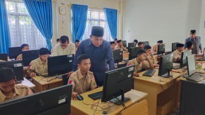 Kacabdindik Wilayah Kota Banda Aceh dan Aceh Besar Tinjau Pelaksanaan Posttes Literasi Numerasi di SMKN 1 Al Mubarkeya