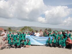 Jelang HUT ke-79 RI, Pj Bupati Aceh Besar Ajak Mahasiswa KKN Pasang Bendera Merah Putih dan Bersihkan Pantai