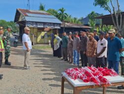 Forkopimcam Darul Kamal Bagikan 400 Bendera Merah Putih Kepada Masyarakat 