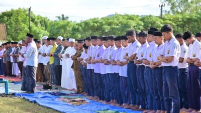 Kadisdikbud Aceh Besar Bersama Ribuan Pelajar Laksanakan Shalat Istisqa di Lhoknga