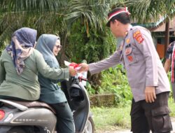 Sambut HUT ke-79 RI, Personel Polres Aceh Singkil Pasang Bendera di Sepeda Motor dan Mobil Masyarakat