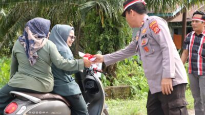 Sambut HUT ke-79 RI, Personel Polres Aceh Singkil Pasang Bendera di Sepeda Motor dan Mobil Masyarakat
