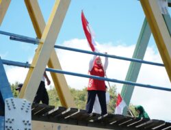 Organisasi Wanita Forkopimda Aceh Besar Kibarkan Bendera Merah Putih di Jembatan Jalin
