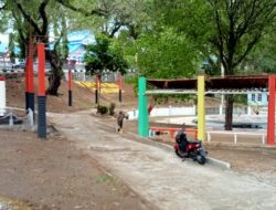 Sambut HUT ke-79 RI, Warga Kota Bawah Barat Sabang Bersihkan Taman Ria