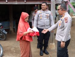 Sambut HUT Ke-79 RI, Kapolres Aceh Besar Bagikan Bendera Merah Putih Kepada Warga Kota Jantho