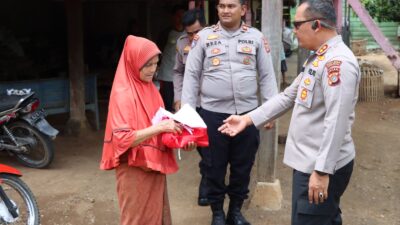 Sambut HUT Ke-79 RI, Kapolres Aceh Besar Bagikan Bendera Merah Putih Kepada Warga Kota Jantho