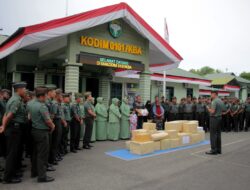 Dandim 0101/Kota Banda Aceh Serahkan Bantuan kepada Anggota Tertimpa Musibah Kebakaran