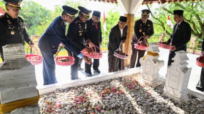 Jelang HUT ke-79 RI, Pj Bupati Iswanto bersama Forkopimda Ziarahi Makam Pahlawan Laksamana Malahayati 