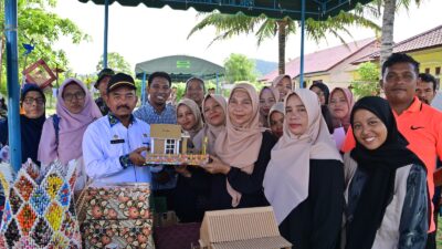 Asisten II Setdakab Aceh Besar Monitoring KKN Mahasiswa UGM di Pulo Nasi