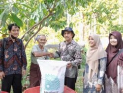 Distanpangan Sabang Salurkan Bantuan Saprodi Kepada Petani Kakao