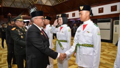 Pj Gubernur Bustami Kukuhkan Paskibraka Aceh di Anjong Mon Mata