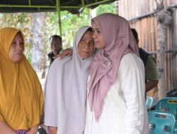 Mellani Subarni Antar Bantuan untuk Korban Kebakaran di Blang Bintang