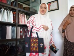 Produk Tas Bordir Perajin Aceh Jadi Souvenir Tamu PON XXI