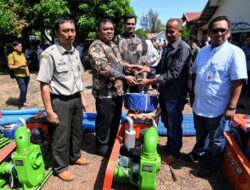 Sekda Sulaimi Serahkan 132 unit Mesin Pompa Air dari Kementan untuk Petani Aceh Besar