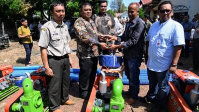 Sekda Sulaimi Serahkan 132 unit Mesin Pompa Air dari Kementan untuk Petani Aceh Besar