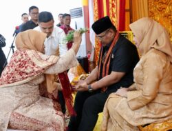 Tiba di Aceh, Pj Gubernur Safrizal ZA Dipeusijuek Ibundanya