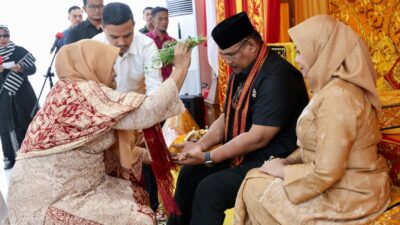 Tiba di Aceh, Pj Gubernur Safrizal ZA Dipeusijuek Ibundanya