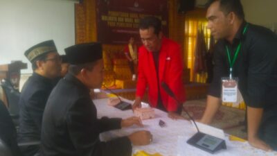 Ribuan Massa Ramaikan Pendaftaran Bacalon Wawalkot Sayuti Abubakar di Kantor KIP