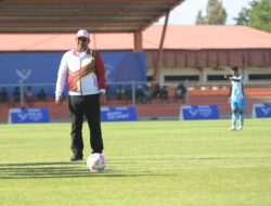 Buka Cabor Sepakbola PON XXI, Pj Gubernur Safrizal Tendang Bola Perdana
