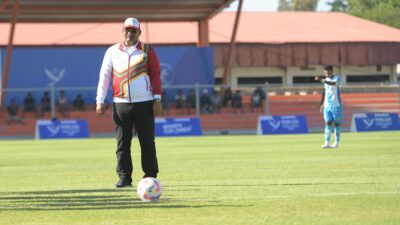 Buka Cabor Sepakbola PON XXI, Pj Gubernur Safrizal Tendang Bola Perdana