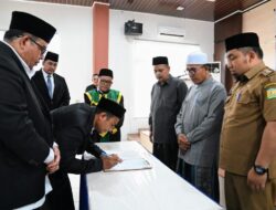 Pj Bupati Aceh Besar Kukuh Dua Anggota MPU PAW Periode 2022-2027