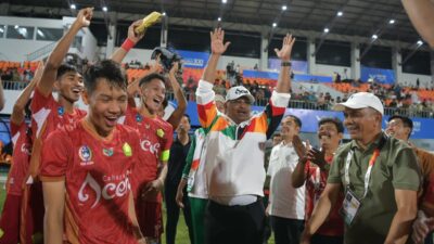 Juarai Grup A Cabor Sepakbola PON XXI, Pj Gubernur Safrizal Kembali Serahkan Bonus