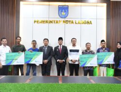Pj Walikota Langsa Serahkan Kartu Kepesertaan BPJS Ketenagakerjaan Peserta Rentan