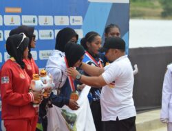 Pj Bupati Iswanto Kalungkan Medali Juara Dayung di Waduk Keuliling