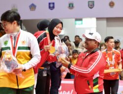 Cabor Anggar Aceh Raih Emas Lagi, Pj Gubernur Safrizal Kalungkan Medali