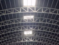 BREAKINGNEWS: Angin Kencang dan Hujan Terbangkan Atap Venue Cabor Angkat Berat
