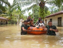 Aksi Heroik TNI Kodim 0114/Ajay, Evakuasi Warga di Tengah Banjir 