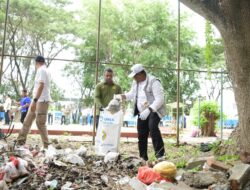 Hari Bersih-Bersih Sedunia, Pj Gubernur Safrizal Ikut Bersih Sampah di Stadion Harapan Bangsa