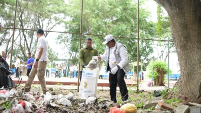 Hari Bersih-Bersih Sedunia, Pj Gubernur Safrizal Ikut Bersih Sampah di Stadion Harapan Bangsa