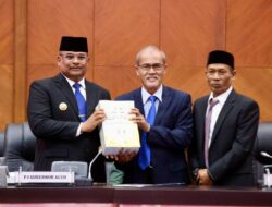 Pj Gubernur Safrizal Serahkan Rancangan Perubahan APBA 2024 ke DPRA