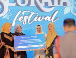 BI Perwakilan Aceh Serahkan Bantuan Kepada Kelompok Tenun Lamgugop