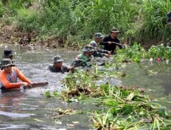 Personel Kodim 0101/Kota Banda Aceh dan Berbagai Elemen Bersihkan Sungai di Gampong Ateuk Jawo