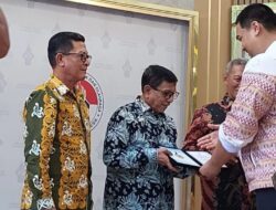 Ketum PWI Hendry Ch Bangun Terima Penghargaan dari Kemenpora