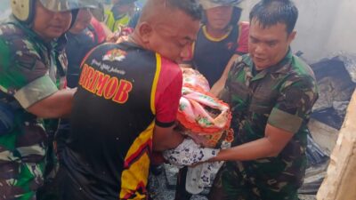 Babinsa Kodim 0118/Subulussalam Serma Heri Suherman Berjibaku Selamatkan Warga dari Kebakaran