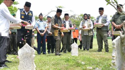 Peringatan Bulan PRB, Pj Gubernur Safrizal dan Kepala BNPB Ziarah ke Kuburan Massal Tsunami